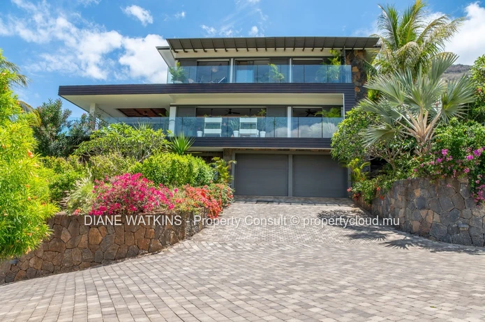 Suspendue Entre le Ciel et la Mer : Une Villa Contemporaine à Vendre à Rivière Noire