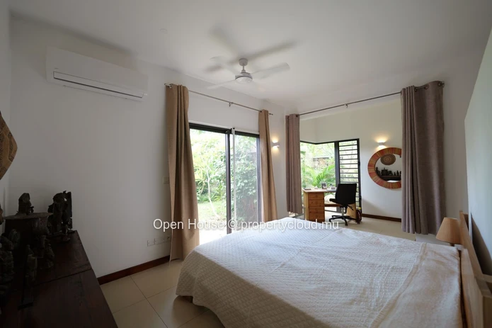 Villa à vendre à Rivière Noire, 320m² habitables, terrain de 1.470m², 5 chambres, bureau, piscine privée. Prix : 900 ...