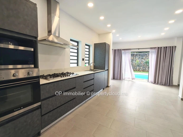 Maison meublée 4 chambres avec piscine à louer à Péreybère