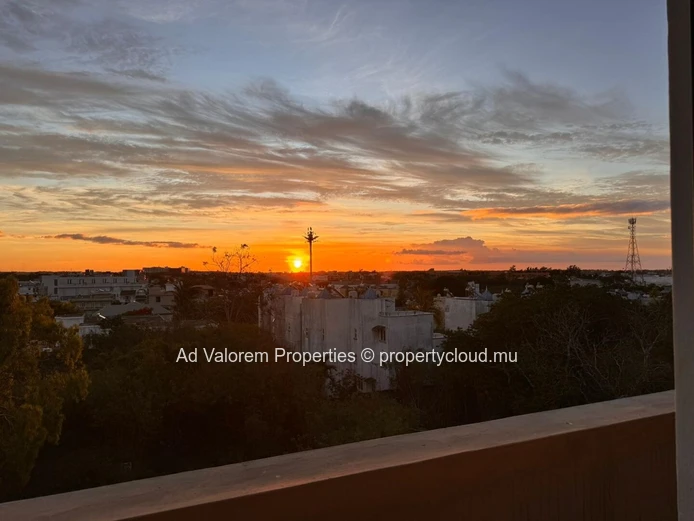 À vendre – Penthouse lumineux avec vue panoramique à Grand Baie (accessible aux étrangers)