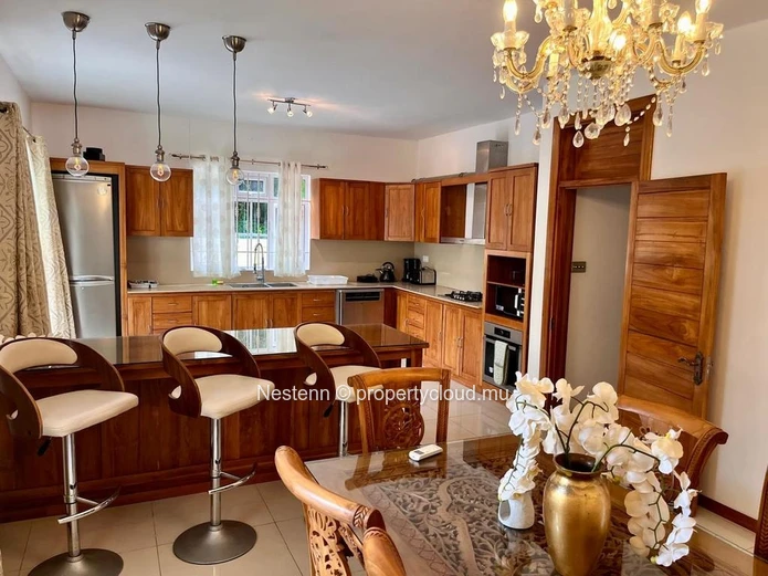 Charmante maison de ville de 3 chambres avec piscine privée et équipements modernes