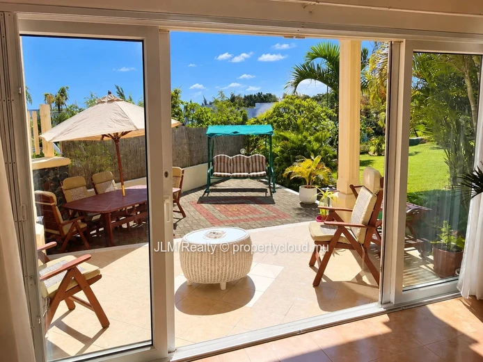 For sale: Seafront villa with walking access to the beach in Calodyne, Mauritius