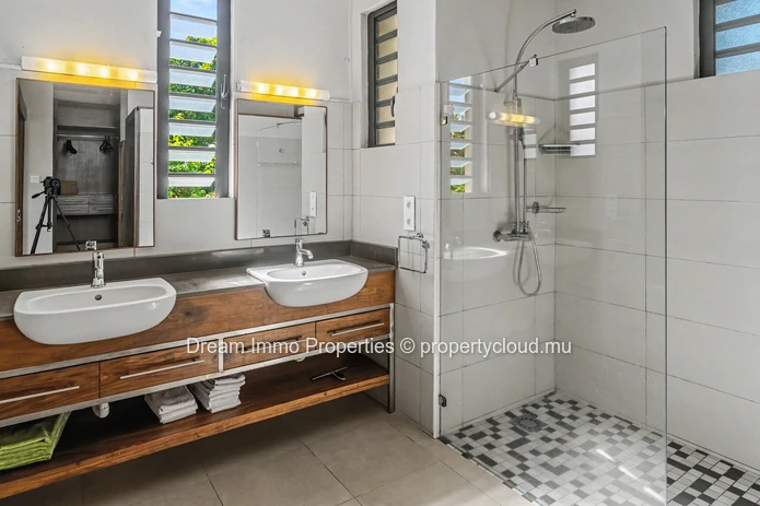 Exclusive 4-bedroom beachfront villa with private pool & ocean view in Poste de Flacq – Mauritius