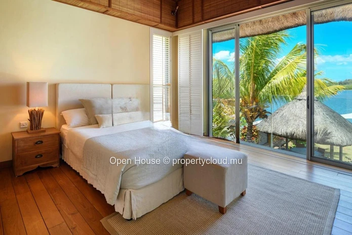 Waterfront villa for sale in the unique Marina of the island, 395m², pool, 12m boat mooring, 5 bedrooms.