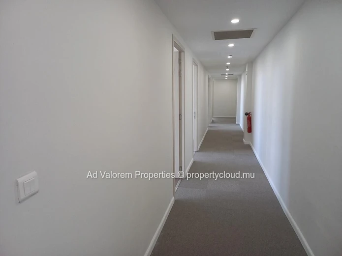 Découvrez cet espace de bureaux professionnels de 398 m² situé au 12? étage d'un immeuble prestigieux à Ébène!