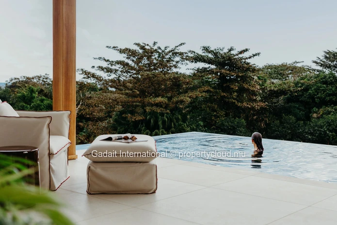 Villa de Luxe de Plain-Pied à Vendre à Bel Ombre – Piscine à Débordement de 14 Mètres et Domaine Golfique Prestigieux...