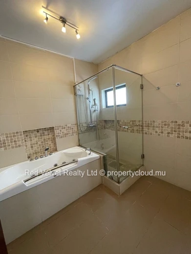 Spacious 300m² Penthouse with Terrace & Park Views