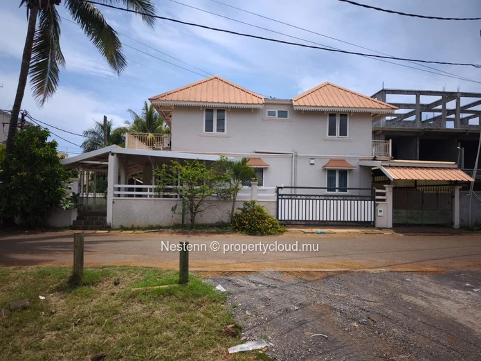 Spacious 5-Bedroom Private House for Rent in Flic en Flac – Just 3 Minutes from the Beach