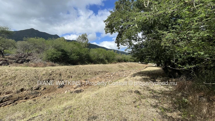 A Vendre - Terrain Résidentiel de 1700 m2 avec Vues Montagnes à Petite Riviere Noire