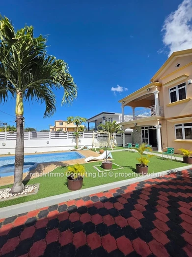 Villa de 5 chambres et bureau avec jardin et piscine a pereybere
