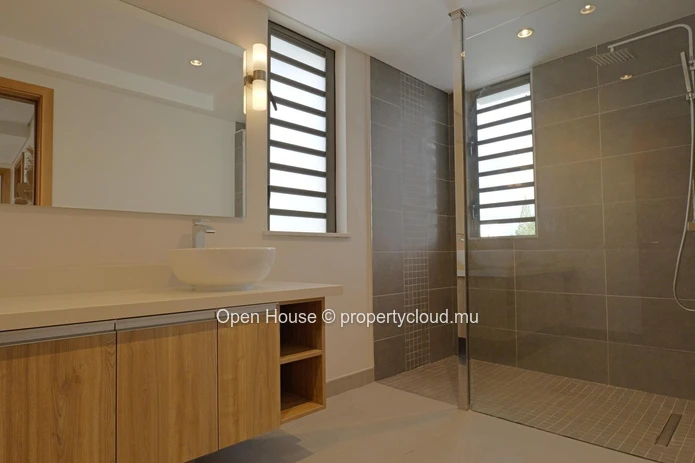 Penthouse PDS à vendre à Trou aux Biches, 345m², 3 chambres, piscine commune, accessible aux étrangers, plage, parkin...