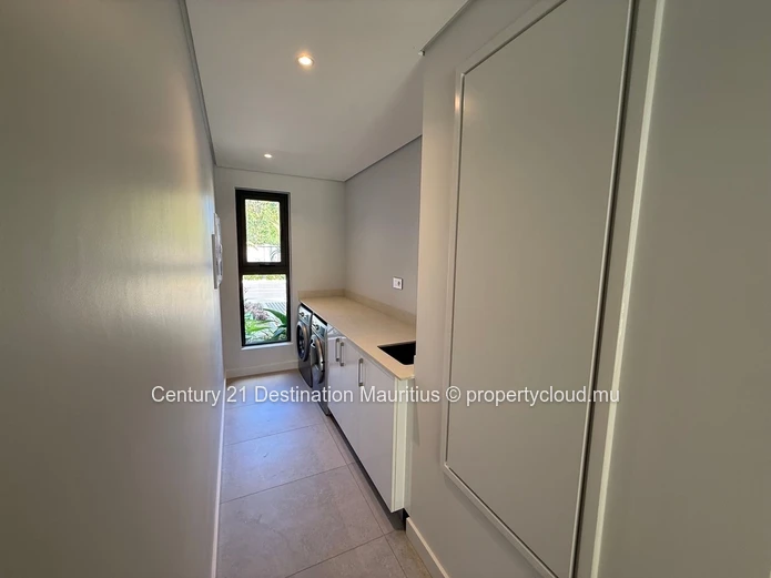 Ground Floor Corner Apartment | La Pointe | Pointe aux Canonniers | 130m²