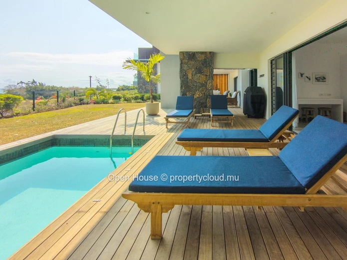 Exceptional garden level apartment of 320m2. 4 bedrooms with en suite bathrooms including a Master suite, pool, direc...