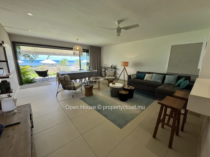 Appartement à louer à Pointe aux Biches, 103m², 2 chambres en suite, vue mer, piscine commune, parking sécurisé.
