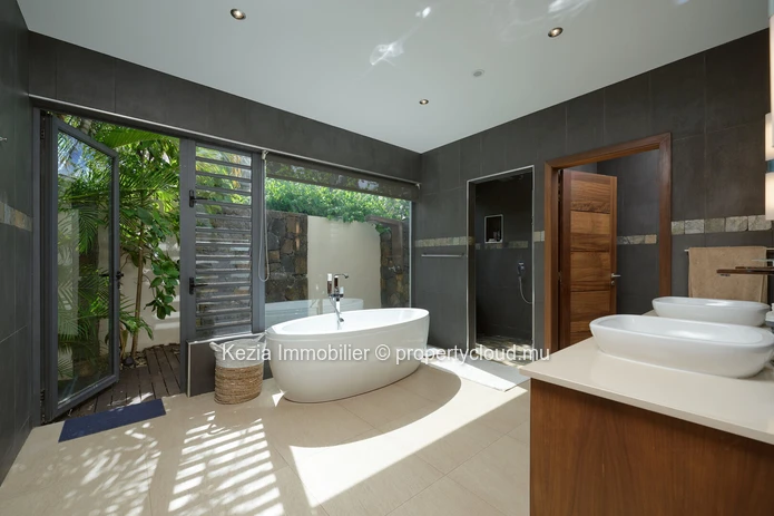 Lush Balinese villa with exceptional volumes