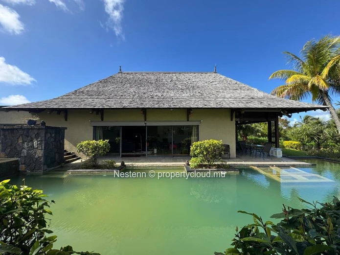 Exceptional villa in the heart of a private estate