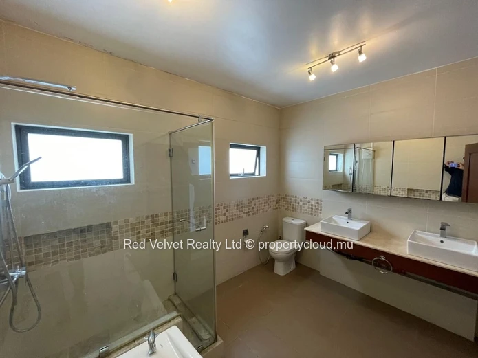 Luxury 300m² Penthouse Overlooking Parkland & Mountain Views