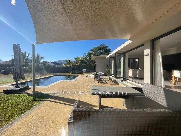 Panoramic Mountain Views - Expansive Landscaped Grounds - Absolute Privacy - Pet Friendly