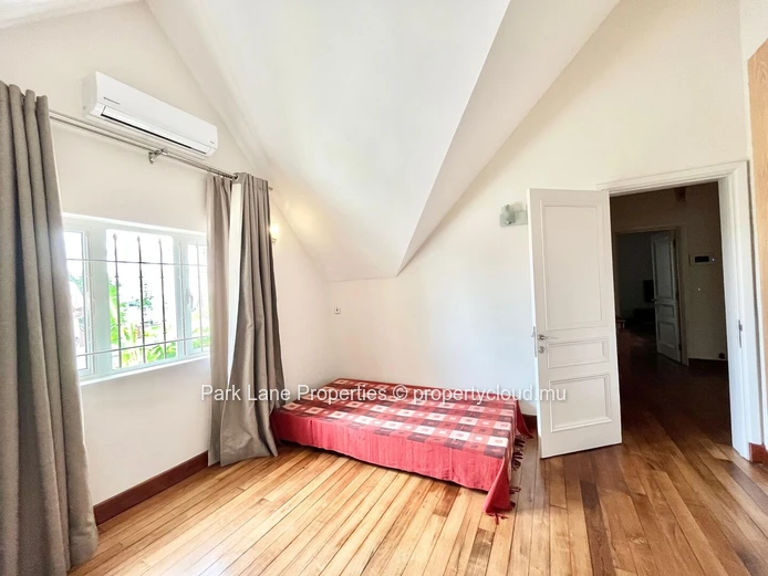 Maison familiale spacieuse de 4 chambres à Quatre Bornes