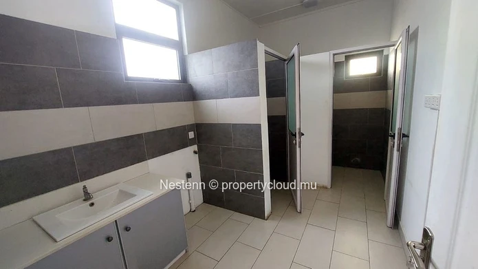 Commercial space for rent in Mon Choisy – Prime location near the golf course
