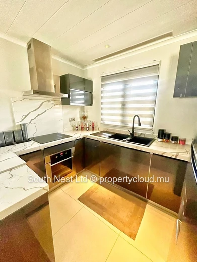 Located in the idyllic setting of Cap Malheureux, this sumptuous contemporary villa combines elegance, comfort, and t...