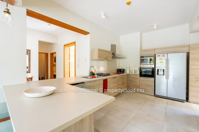 Penthouse PDS à vendre à Tamarin, Rivière Noire. Terrain de 210m², 3 chambres, piscine privée, vue rivière et montagne.