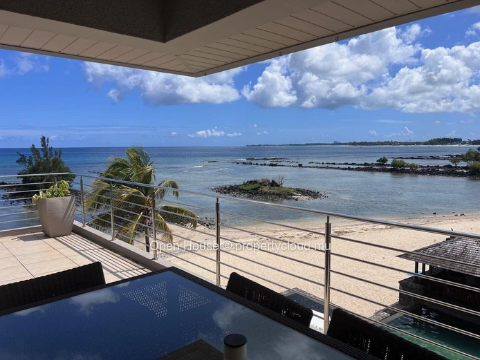 Penthouse pieds dans l'eau, vue panoramique sur la mer et la plage de trou aux biches, 3 chambres en suite. Piscine.