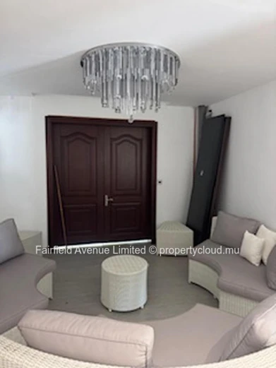 Stunning 4-Bedroom House in Roches Noires with Spacious Garden and Close to Amenities - Don't Miss Out!
