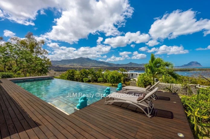 Villa d’exception avec vue panoramique sur le lagon et Le Morne à vendre à Rivière Noire, Ile Maurice
