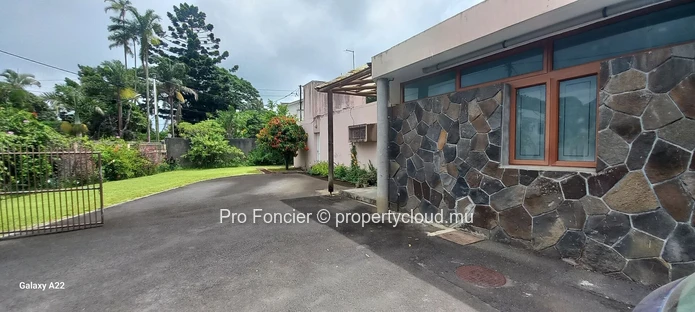 Maison à vendre à Quatre-Bornes - Un bien de plain-pied au cœur d’un vaste jardin arboré