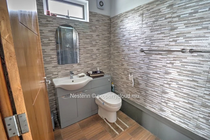 Appartement moderne de 2 chambres avec salle de bains privative et piscine