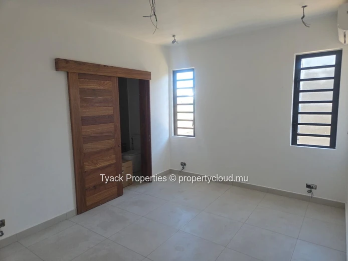Villa neuve 3 chambres avec piscine à vendre à Mont Mascal