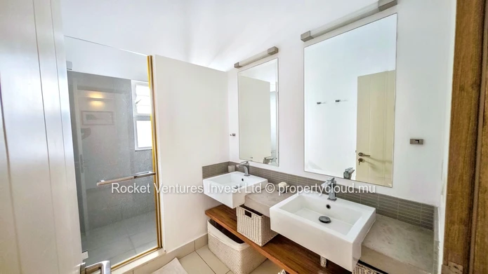 Stunning beachfront 4-Bedroom Villa for Rent in Pointe aux Canonniers