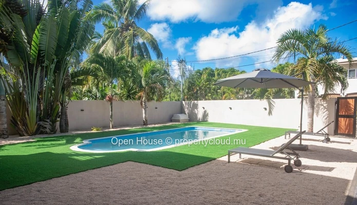 À vendre à Saint Antoine, superbe villa meublée. Elle offre 4 chambres, une piscine privée et un garage double. Idéal...