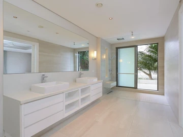 5 Bedroom Villa