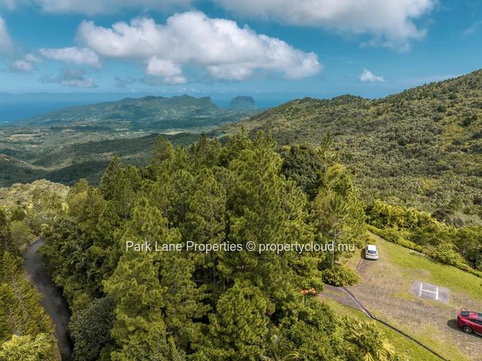 Terrain magnifique et bien entretenu avec vues exceptionnelles