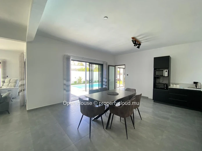 For rent in Calodyne, beautiful furnished villa on a 475m² plot. This new property offers 3 en-suite bedrooms, a priv...