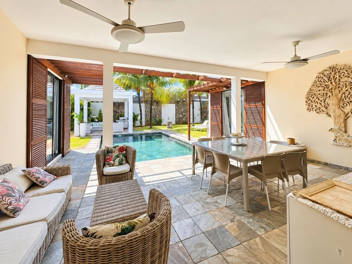 Single-Story Villa With A Tropical Flair
