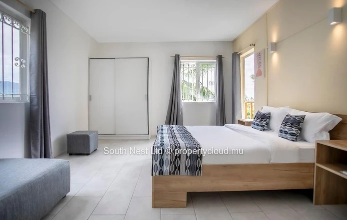 Contemporary 2-Bedroom West Coast Apartment with Panoramic Mountain Views