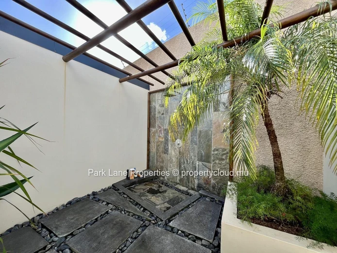 Authentique Oasis Insulaire : Élégante Villa de 4 Chambres avec une Vue Impressionnante sur la Montagne