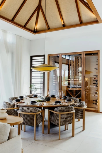 Villa de Luxe de Plain-Pied à Vendre à Bel Ombre – Piscine à Débordement de 14 Mètres et Domaine Golfique Prestigieux...