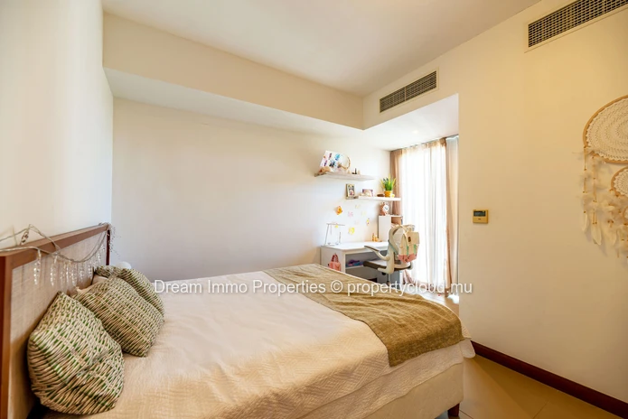 Élégant townhouse de 3 chambres avec rooftop vue mer dans un village entre mer et golf à Haute Rive – Ile Maurice