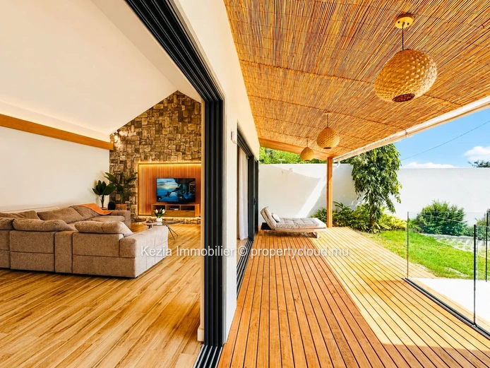 Contemporary Villa With High-End Amenities