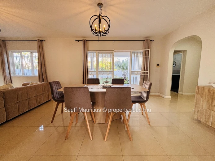 Spacieuse maison familiale avec piscine à Calodyne