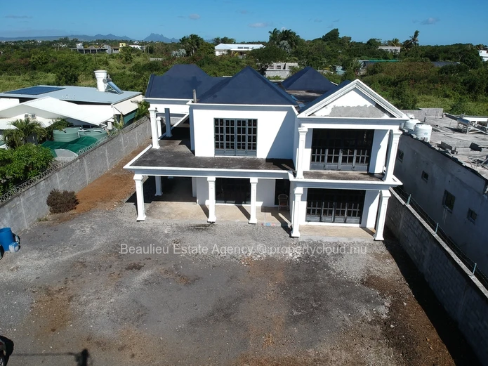 Maison neuve inachevée à vendre dans la région de Roche Terre.