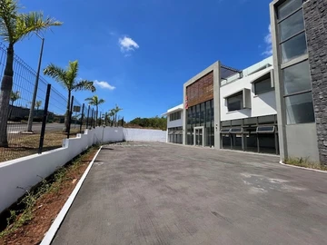 Prime 1800m2 immeuble commercial à bagatelle : rez-de-chaussée + premier étage à louer