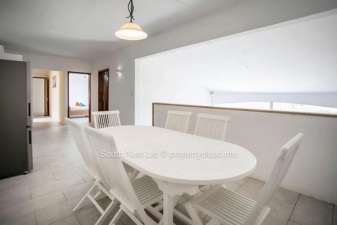 Contemporary 2-Bedroom West Coast Apartment with Panoramic Mountain Views