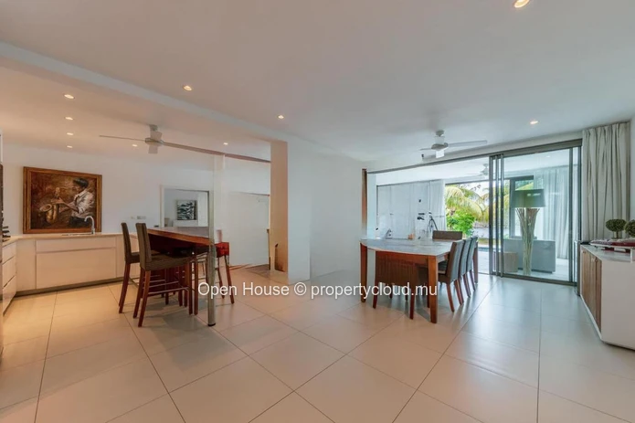 Appartement pieds dans l'eau à louer à Rivière Noire, Tamarin, 4 chambres, piscine privée, meublé.