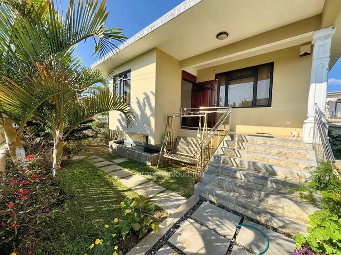 Phoenix (bonne terre) for sale unfurnished 4 bedroom villa with a double garage located in a quiet area.
