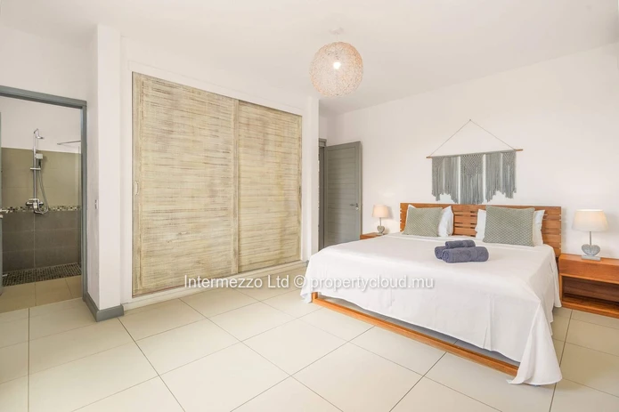 Élégante Villa avec Piscine, Jardin et Terrasse Couverte à Pereybere – Résidence Privée Sécurisée (RES)